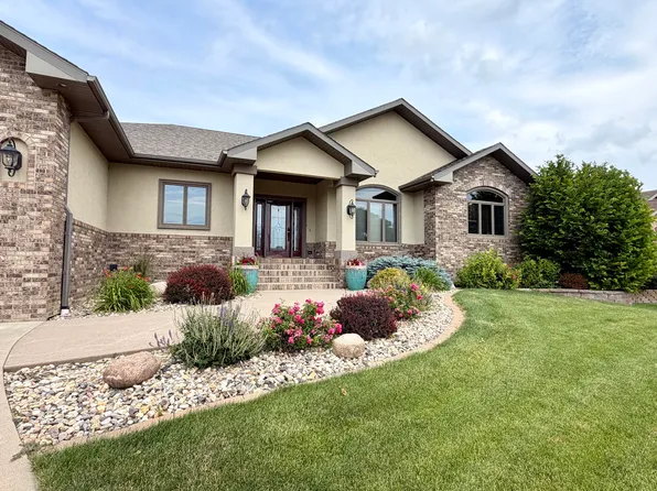 689 Nicholas Ct, Huron, SD 57350