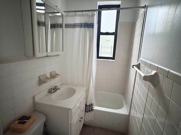 4th image of 1296 Pacific St #33