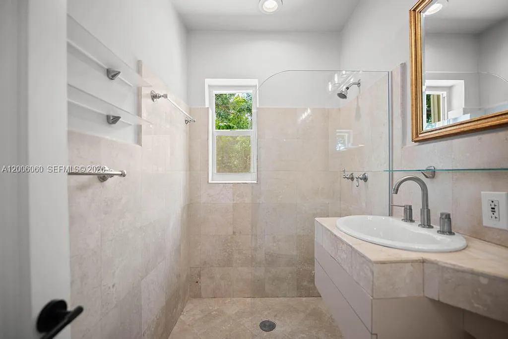 3 bed, 1.0 bath, 1224 sqft, $5,200 — Photo 4