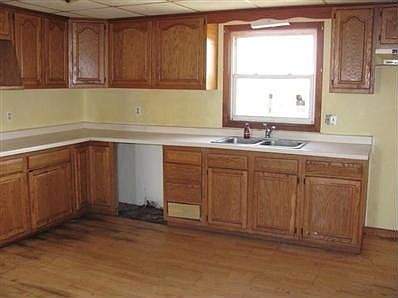 5th image of 106 E Lake St