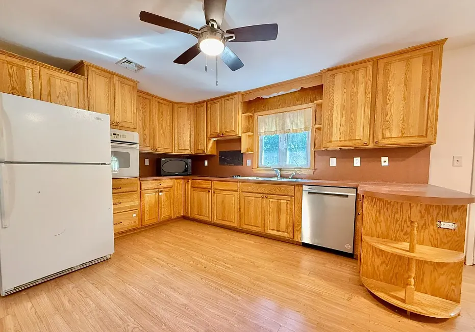 452 Cranbury Rd — Photo 3