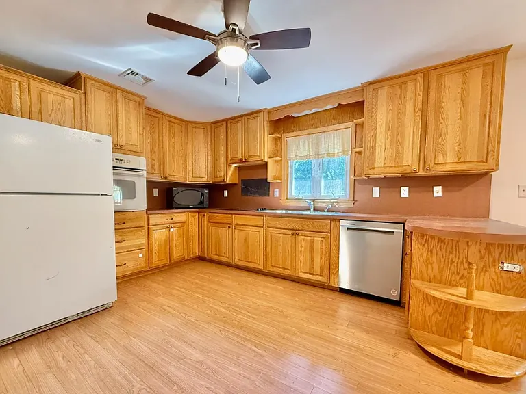 452 Cranbury Rd — Photo 4