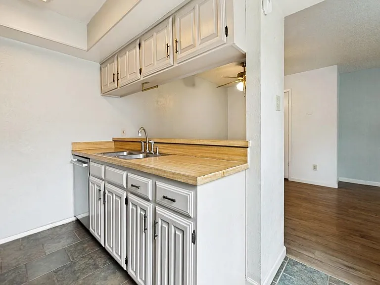 2929 Pegasus Dr — Photo 6