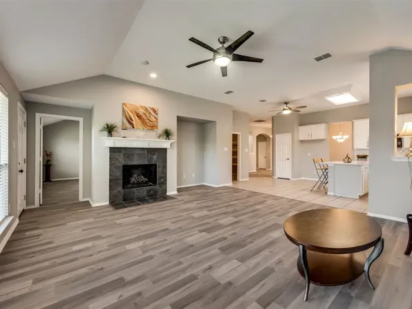 1047 Hollow Creek Dr, Cedar Hill, TX 75104