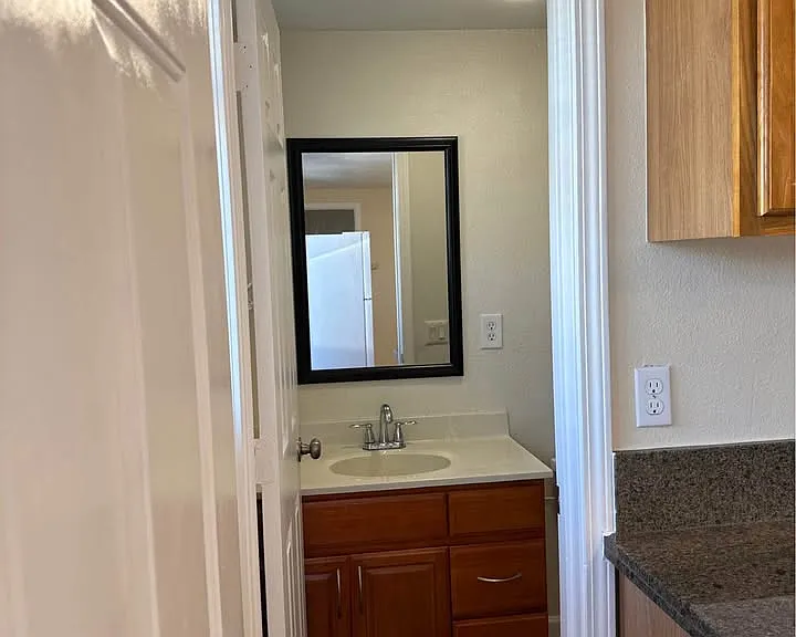2843 Esmond Ave — Photo 5