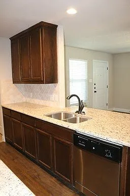8025-8027 Marydean — Photo 3