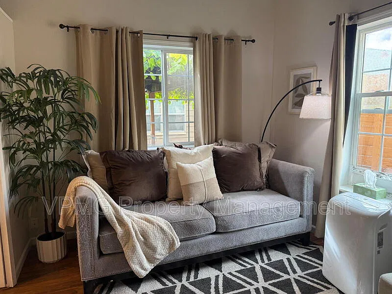 1 bed, 1.0 bath, $1,800 — Photo 3