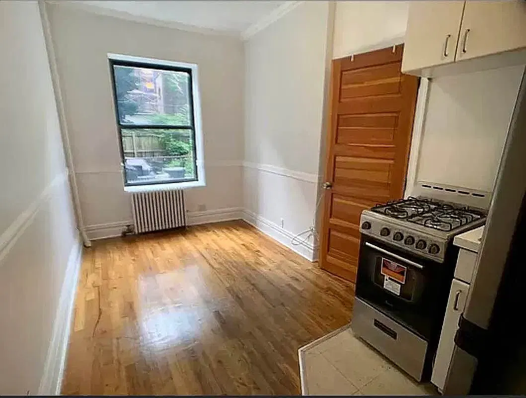 39 Christopher Street — Photo 2