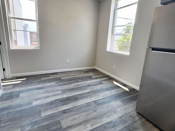 3rd image of 623 W Oxford St Floor 2