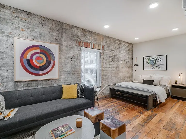 Commission House — Photo 13