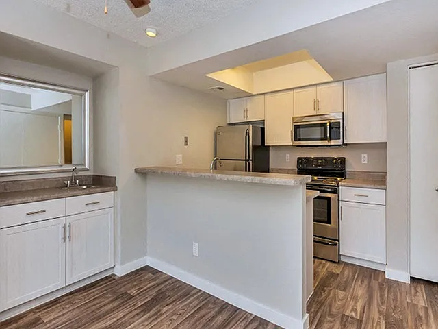 Olive East — Photo 8