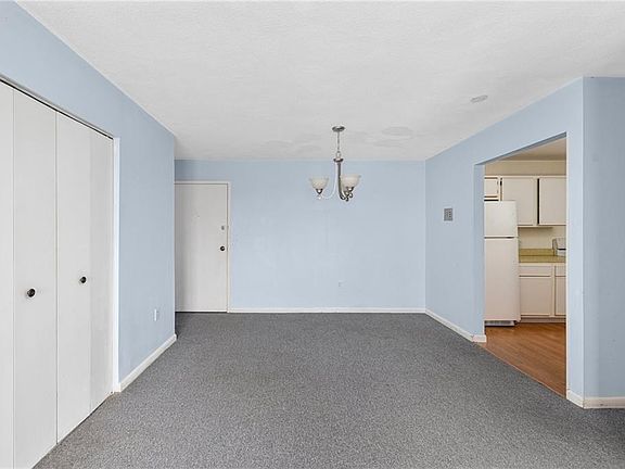5th image of 750 Quaker Ln Unit B304