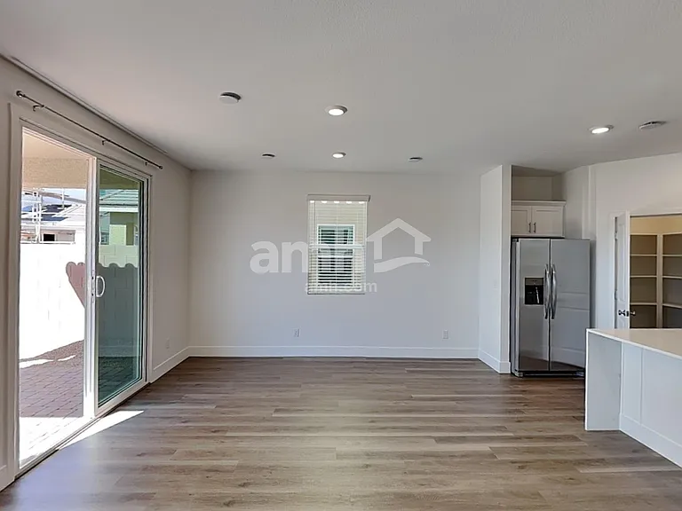 5863 Vaes Dothrak St — Photo 4