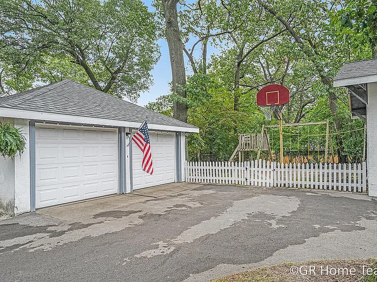 910 Calvin Ave SE — Photo 4