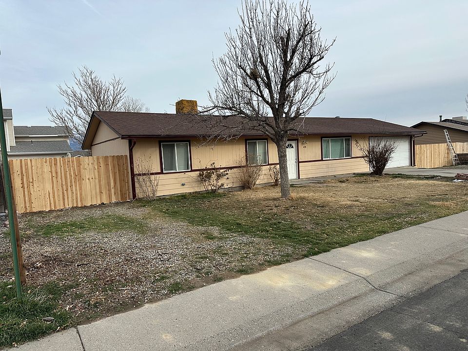 Front of the home with NEW fencing!!
