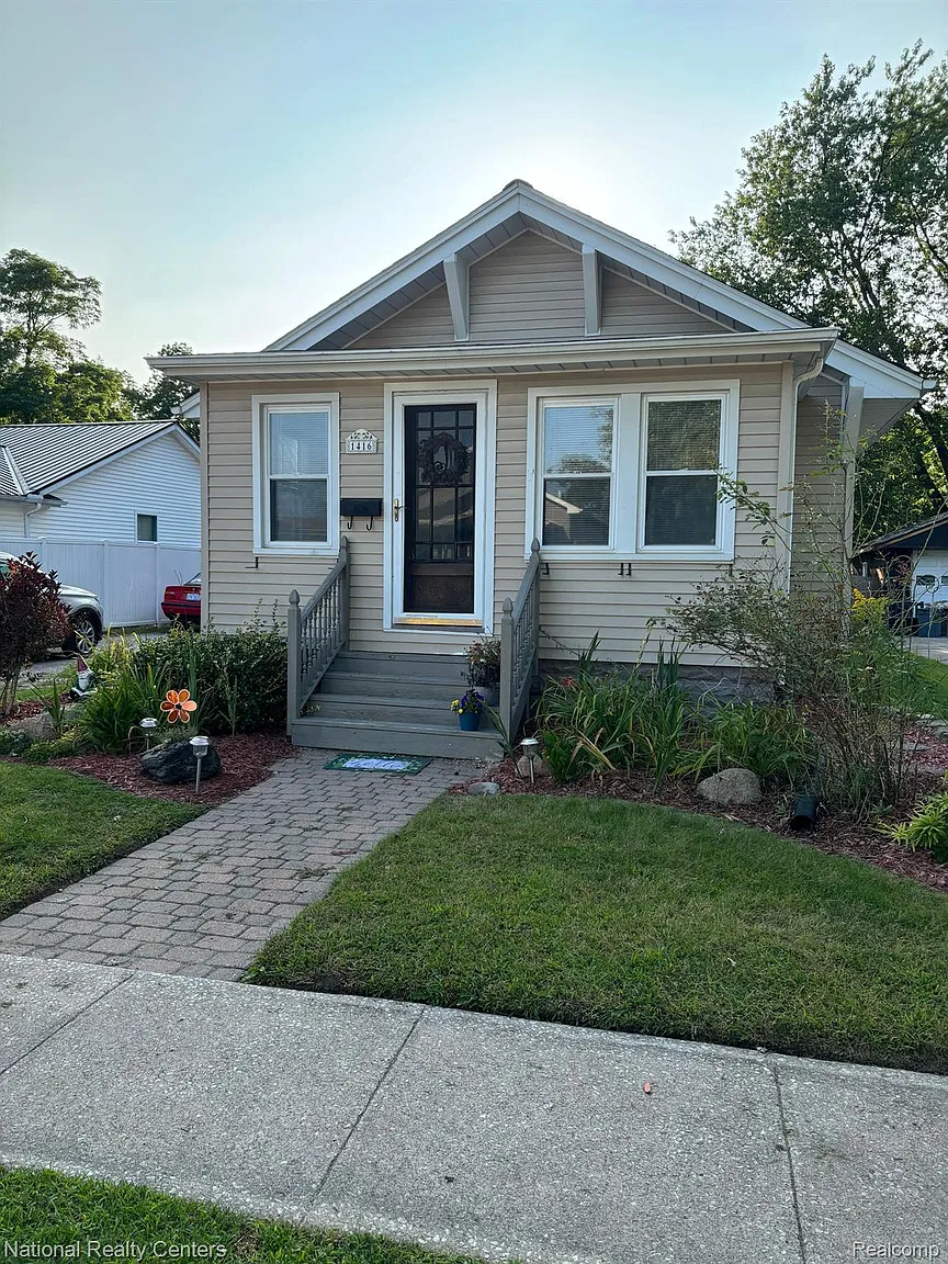 1416 Goffe St photo 1