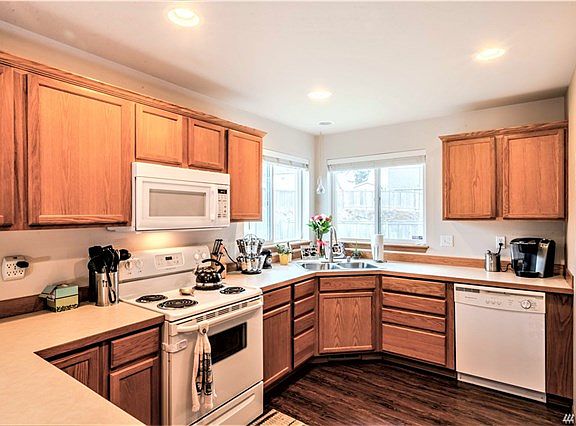4th image of 1074 NE Kelly Pl