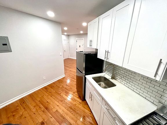 4th image of 514 W 211th St APT 4J