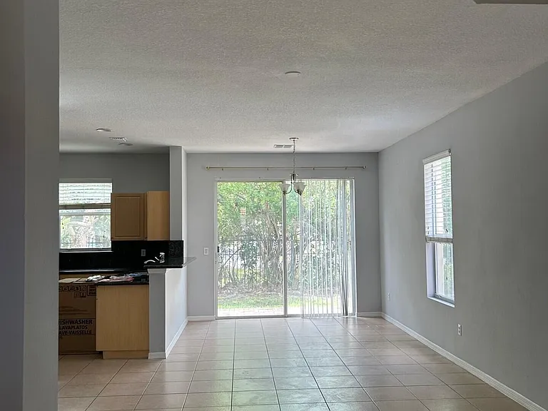 1412 Seminole Palms Dr — Photo 3
