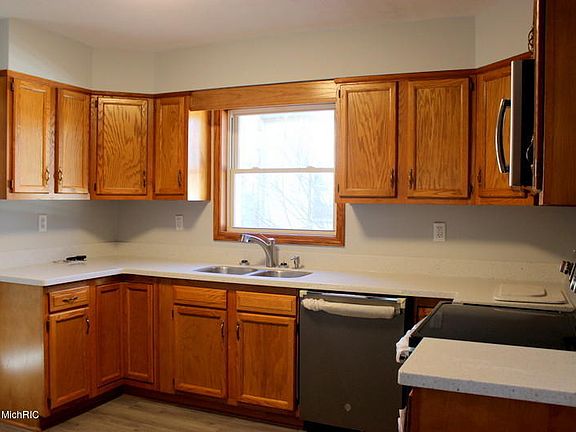 5th image of 409 West St