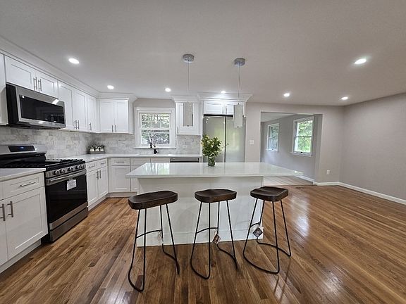 4th image of 19 Druid Hill Ave E