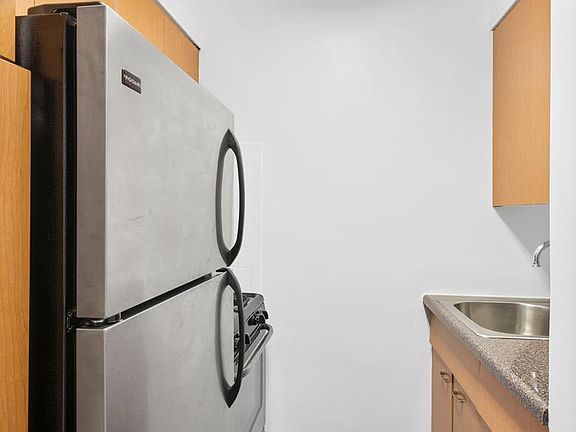 5th image of 165 E 32nd St APT 11D