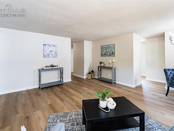 4th image of 2518 Meadowlark Ln
