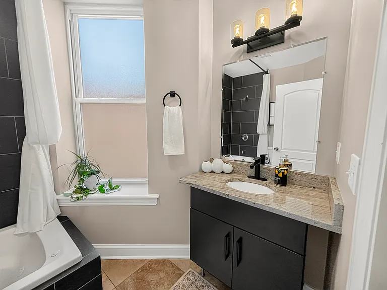 1357 N Rockwell St #1 — Photo 23