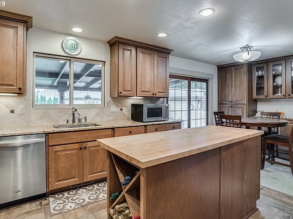 5th image of 3206 NE Edelweiss Ave