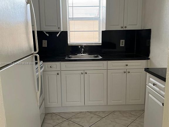 4th image of 4165 SW 67th Ave APT 117B