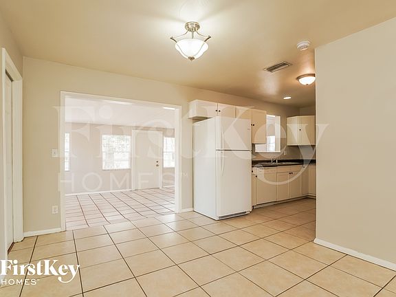 4th image of 432 SW 37th Ter