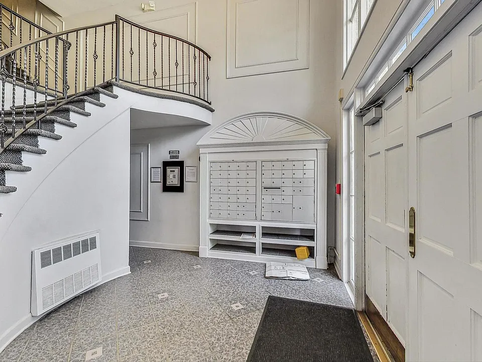 Main Entrance / Mail Boxes