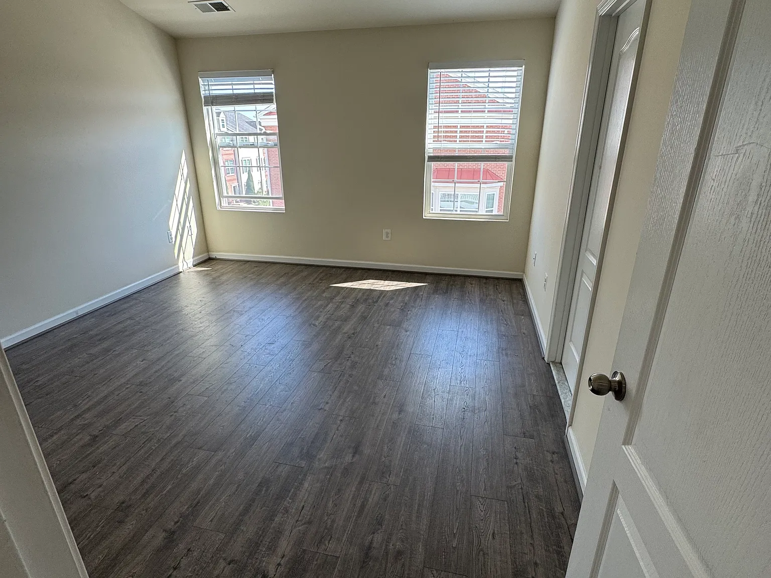 4 bed, 3.5 bath, 2000 sqft, $3,300 — Photo 2