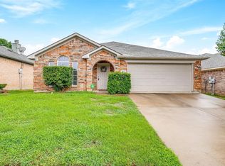 2032 Castleview Dr, Fort Worth, TX 76120