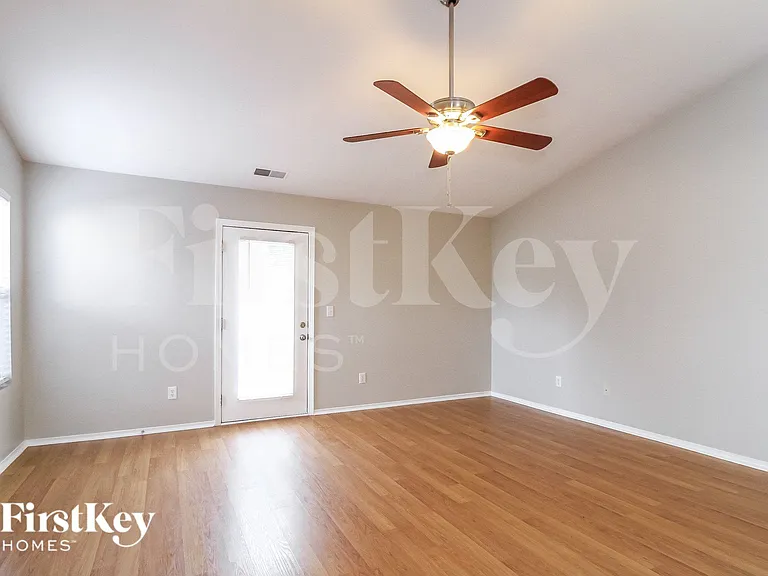 530 Martha Ct — Photo 3