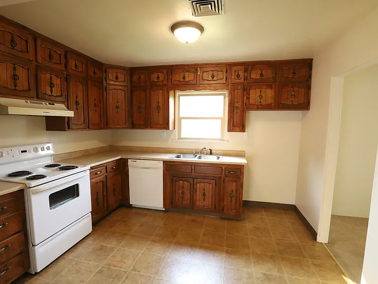 1001 NE Churchill St — Photo 4