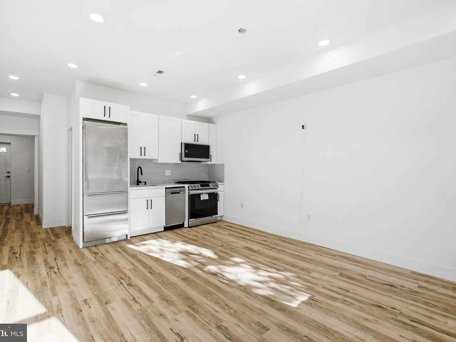 2 bed, 2.0 bath, 1742 sqft, $1,850 — Photo 2