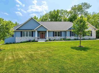 2302 Deer Ridge Cir, Le Claire, IA 52753