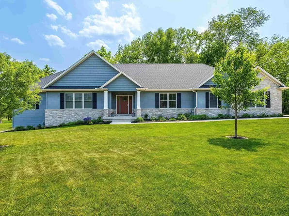 2302 Deer Ridge Cir, Le Claire, IA 52753