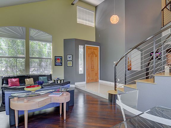 Hardwood in LR/DR & bedrms