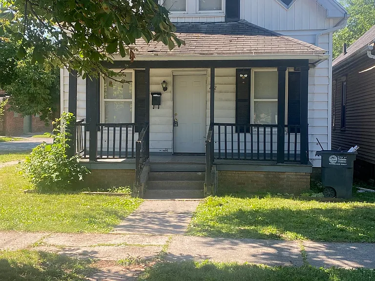 452 E Park St — Photo 1