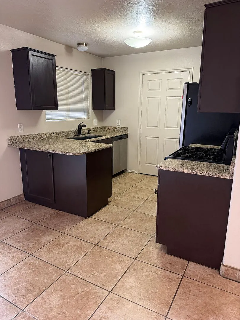 Charming two bedroom townhome prime location!! — Photo 4