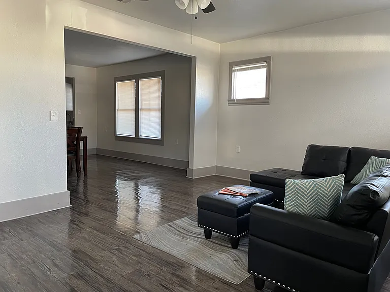 2722 Travis Ave — Photo 8