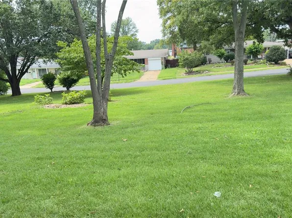 660 Herbst Dr, Florissant, MO 63031