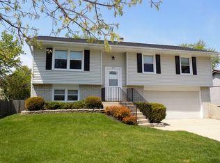 610 Macarthur Dr, Buffalo Grove, IL 60089