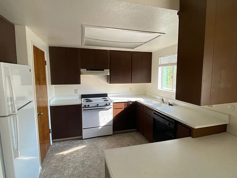 1515 Stanford Ave — Photo 2