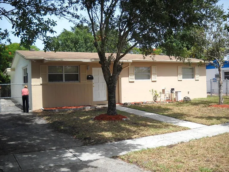 560 SW 51st Ave — Photo 1