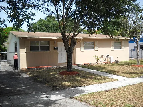 560 SW 51st Ave Photo 1