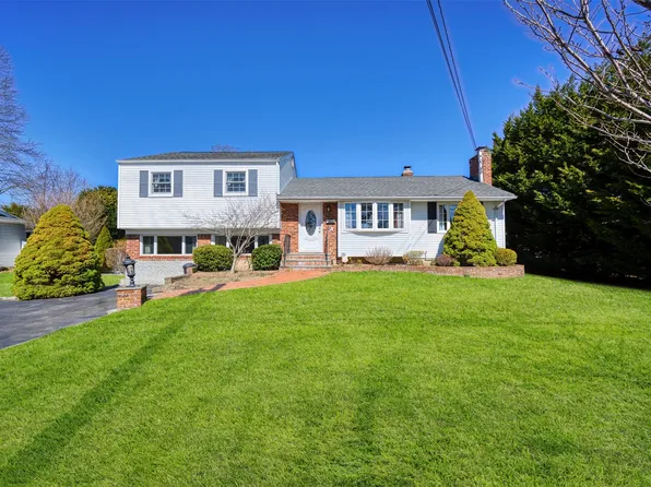 9 Tennyson Place, Greenlawn, NY 11740