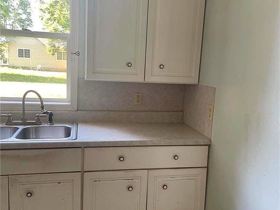 4th image of 401 Hammond St